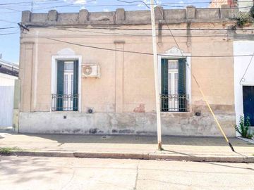 CASA ANTIGUA EN VENTA EN PERGAMINO CON PATIO