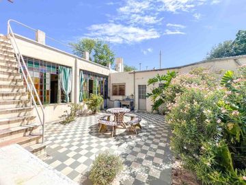 CASA ANTIGUA EN VENTA EN PERGAMINO CON PATIO