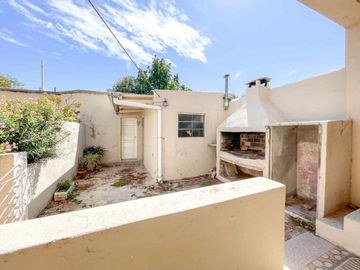 CASA ANTIGUA EN VENTA EN PERGAMINO CON PATIO