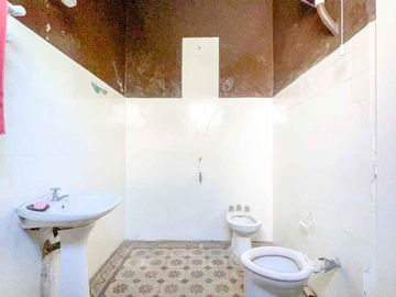 CASA ANTIGUA EN VENTA EN PERGAMINO CON PATIO