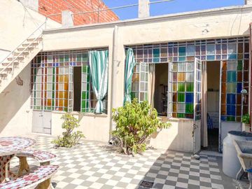 CASA ANTIGUA EN VENTA EN PERGAMINO CON PATIO