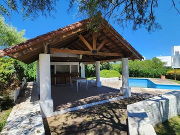 VENTA CASA 3 DORM CON PILETA EN VILLA ALLENDE GOLF