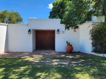 VENTA CASA 3 DORM CON PILETA EN VILLA ALLENDE GOLF
