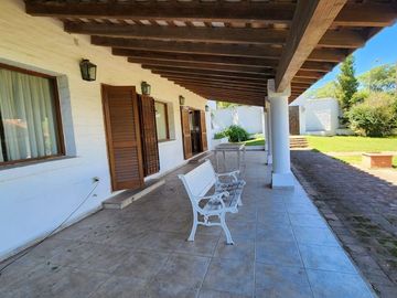 VENTA CASA 3 DORM CON PILETA EN VILLA ALLENDE GOLF