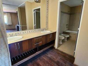 VENTA CASA 3 DORM CON PILETA EN VILLA ALLENDE GOLF
