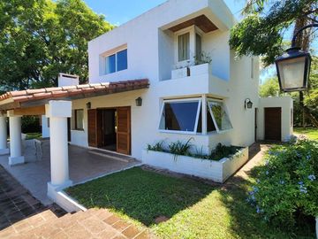 VENTA CASA 3 DORM CON PILETA EN VILLA ALLENDE GOLF