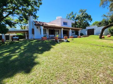 VENTA CASA 3 DORM CON PILETA EN VILLA ALLENDE GOLF