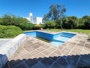 VENTA CASA 3 DORM CON PILETA EN VILLA ALLENDE GOLF