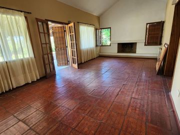 VENTA CASA 3 DORM CON PILETA EN VILLA ALLENDE GOLF