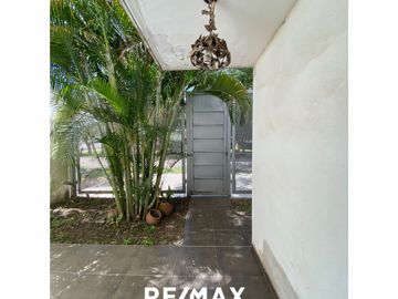 Casa en Venta  Ubicación Residencial 7 ambientes.-