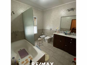 Casa en Venta  Ubicación Residencial 7 ambientes.-