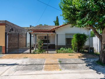 VENTA CASA 4 AMBIENTES CON PATIO DON TORCUATO