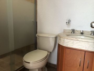 Casa en privada, 4 recámaras, jardín..