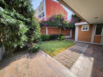 Casa en privada, 4 recámaras, jardín..