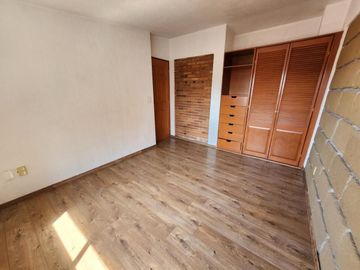 Casa en privada, 4 recámaras, jardín..