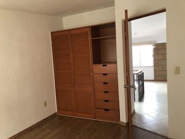 Casa en privada, 4 recámaras, jardín..