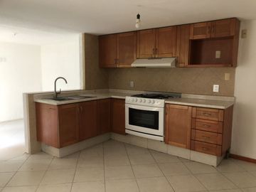 Casa en privada, 4 recámaras, jardín..