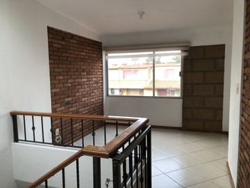 Casa en privada, 4 recámaras, jardín..