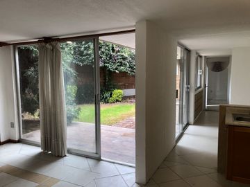 Casa en privada, 4 recámaras, jardín..