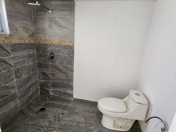 Casa en privada, 4 recámaras, jardín..