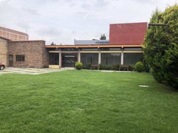 Casa en privada, 4 recámaras, jardín..
