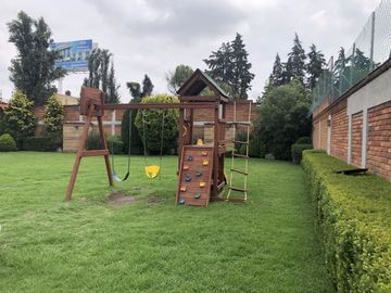 Casa en privada, 4 recámaras, jardín..
