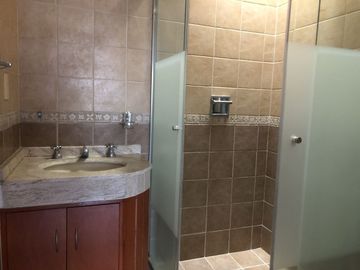 Casa en privada, 4 recámaras, jardín..