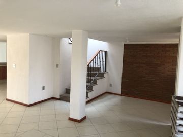 Casa en privada, 4 recámaras, jardín..