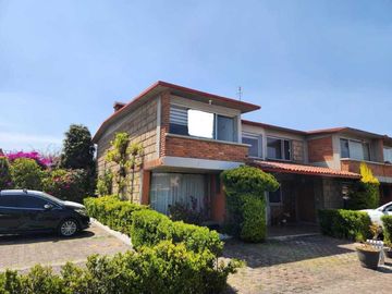 Casa en privada, 4 recámaras, jardín..