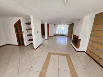 Casa en privada, 4 recámaras, jardín..