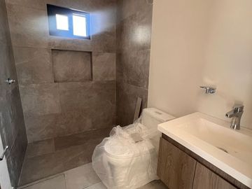 Venta de casas en dominio cumbres, arriba de avenida leones