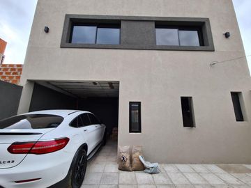 Hermoso vivienda con pileta en Barrio Santa Ana