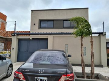 Hermoso vivienda con pileta en Barrio Santa Ana