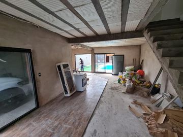 Hermoso vivienda con pileta en Barrio Santa Ana