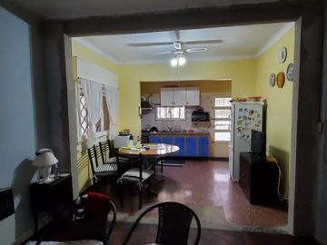 Hermoso Chalet sobre Payro, Barrio Los Alamos, Glew
