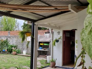 Hermoso Chalet sobre Payro, Barrio Los Alamos, Glew