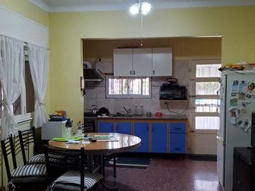 Hermoso Chalet sobre Payro, Barrio Los Alamos, Glew