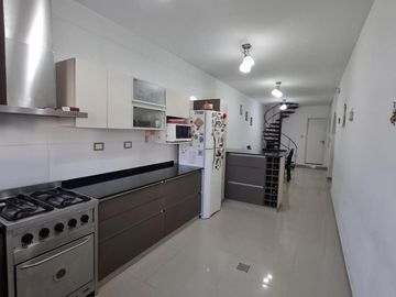 CHALET 4 AMB CON PARQUE Y PISCINA