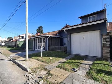 CHALET 4 AMB CON PARQUE Y PISCINA