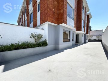 Se vende departamento con ubicación estratégica, 91 m², 3 dorm., 2 garajes, sector Capelo - $80.000