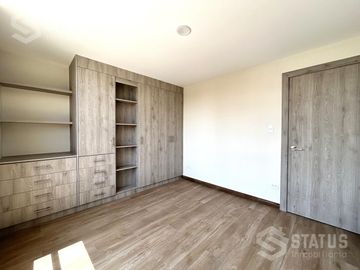 Se vende departamento con ubicación estratégica, 91 m², 3 dorm., 2 garajes, sector Capelo - $80.000