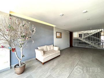 Se vende departamento con ubicación estratégica, 91 m², 3 dorm., 2 garajes, sector Capelo - $80.000