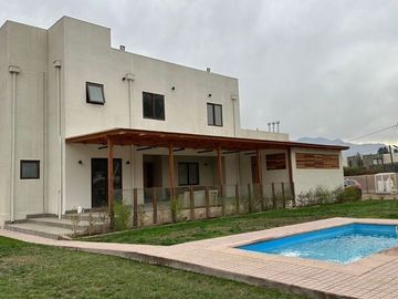 Venta de casa nueva en condominio Pirque sector Los Silos