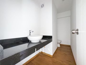 Dúplex con Terraza, Ascensor Directo y Acabados Premium – San Isidro Límite con Miraflores