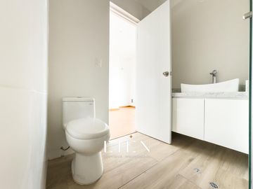 Dúplex con Terraza, Ascensor Directo y Acabados Premium – San Isidro Límite con Miraflores