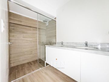 Dúplex con Terraza, Ascensor Directo y Acabados Premium – San Isidro Límite con Miraflores