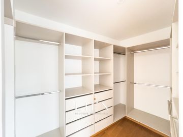 Dúplex con Terraza, Ascensor Directo y Acabados Premium – San Isidro Límite con Miraflores