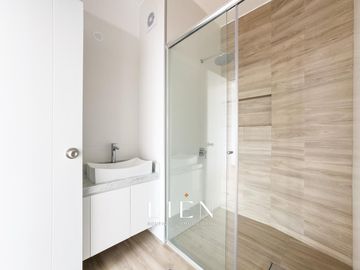 Dúplex con Terraza, Ascensor Directo y Acabados Premium – San Isidro Límite con Miraflores