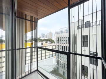 Dúplex con Terraza, Ascensor Directo y Acabados Premium – San Isidro Límite con Miraflores