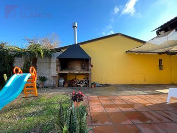 Casa en venta con 2 dormitorios apta crédito con pileta en Valle Verde, Luján.